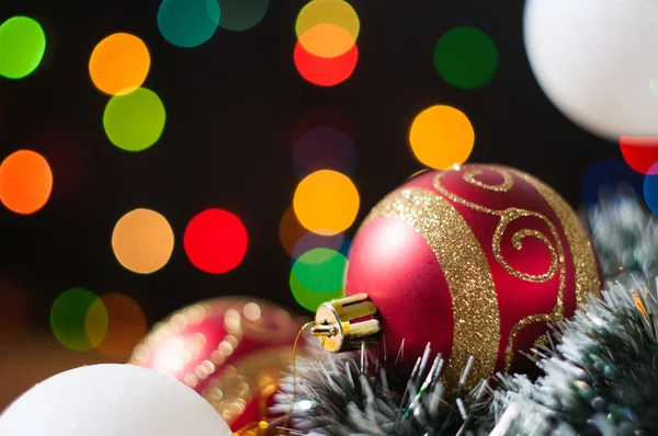 Nieuwjaar en Kerstmis ballen met kegels op de achtergrond bokeh — Stockfoto