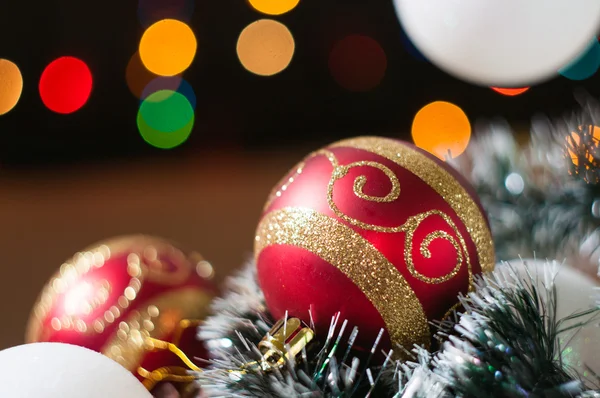 Yeni yıl ve Noel topları arka plan bokeh koniler ile — Stok fotoğraf