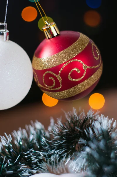 Bolas de Ano Novo e Natal com cones no fundo bokeh — Fotografia de Stock