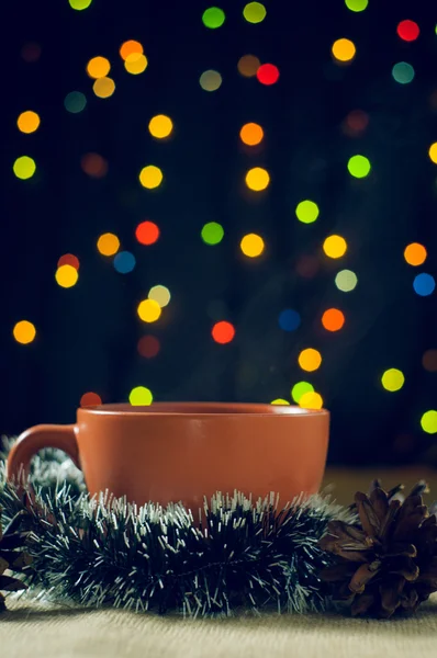 Kerstmis thee met citroen op een achtergrond slingers — Stockfoto