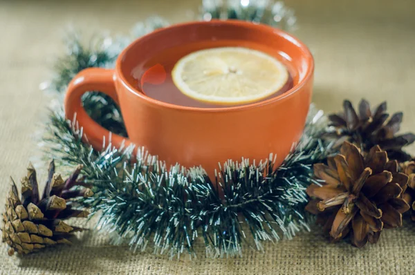 Bir arka plan çelenk üzerinde limonlu Noel çay