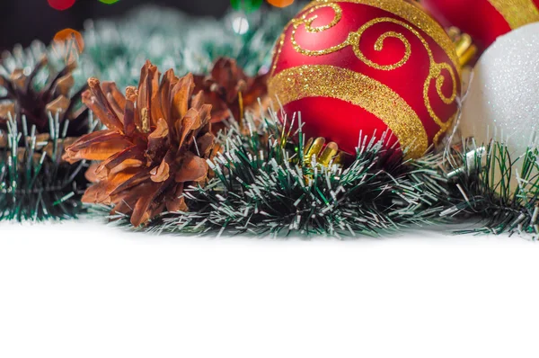 Bolas de Ano Novo e Natal com cones no fundo branco — Fotografia de Stock