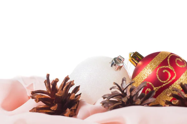 Nieuwjaar en Kerstmis ballen met kegels op witte achtergrond — Stockfoto