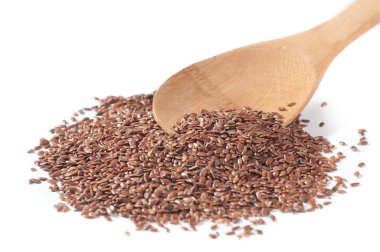 Beyaz arka plan üzerine bir tahta kaşıkla keten tohumu