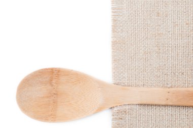 Tahta kaşık beyaz zemin üzerine çuval bezi parçası ile