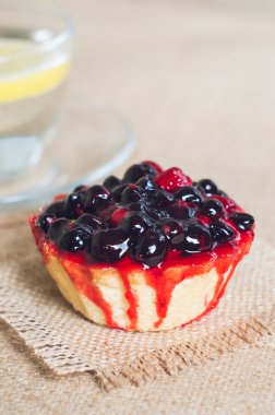 çörekler taze yaban mersini ve limon çayı