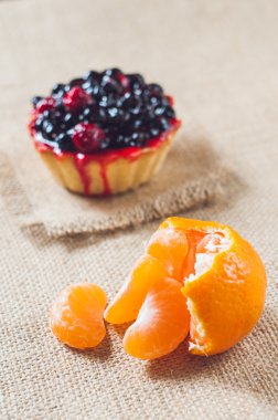 çörekler taze yaban mersini ve mandarin portakal ile