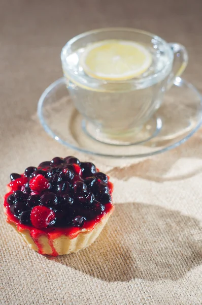 Muffins with fresh blueberries and lemon tea — Stock Photo, Image
