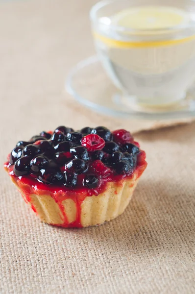 çörekler taze yaban mersini ve limon çayı