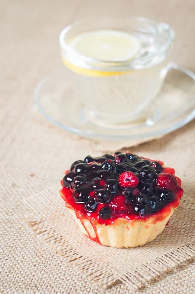 Muffins with fresh blueberries and lemon tea — Stock Photo, Image