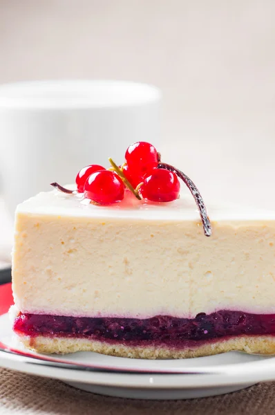 Postre - Tarta de queso con bayas grosella roja y café — Foto de Stock