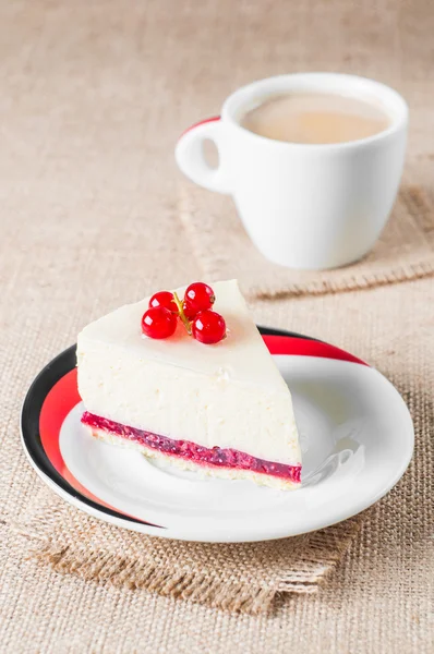 Dessert - Cheesecake with Berries red currant and coffee — Stock Photo, Image