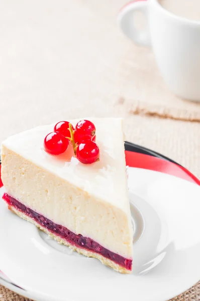 Dessert - Cheesecake with Berries red currant and coffee — Stock Photo, Image