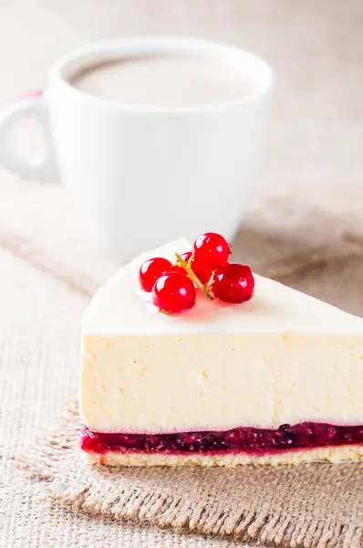 Postre - Tarta de queso con bayas grosella roja y café — Foto de Stock