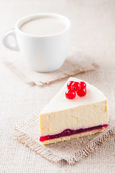 Dessert - Cheesecake with Berries red currant and coffee — Stock Photo, Image