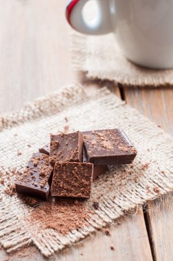 chocolat ahşap masa ve siyah arka plan ile kahve Kupası