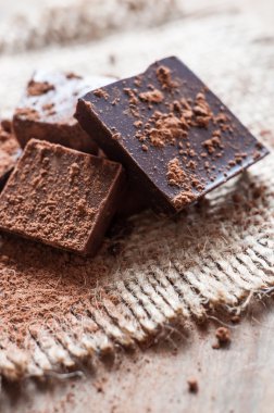 ahşap masa ve çuval bezi arka plan Chocolat