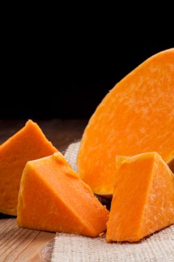 arka planda kabak parçaları çuval bezi ve ahşap