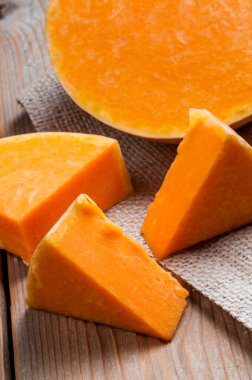 arka planda kabak parçaları çuval bezi ve ahşap