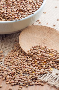 Çuval bezi arka plan üzerinde ahşap false ile organik mercimek