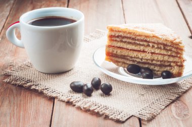 kahve, pasta ve ahşap zemin üzerine fıstık