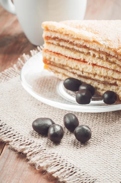 Café, gâteau et cacahuètes sur le fond en bois — Photo