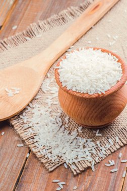 bir pot ve çuval bezi kaşık pirinç