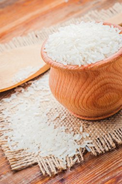 bir pot ve çuval bezi kaşık pirinç