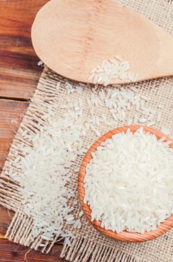 bir pot ve çuval bezi kaşık pirinç