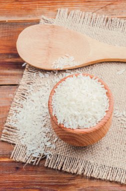 bir pot ve çuval bezi kaşık pirinç