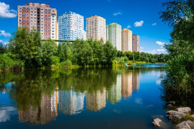 Güzel renkli doğal olarak yüksek binalar arasında