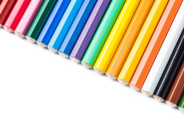 Beyaz arkaplanda izole edilmiş renkli kalemler