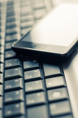 bilgisayar klavye ve mavi güzel bir gölge cep telefonu