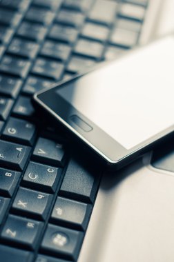 bilgisayar klavye ve mavi güzel bir gölge cep telefonu