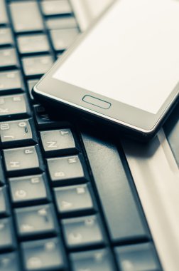 bilgisayar klavye ve mavi güzel bir gölge cep telefonu