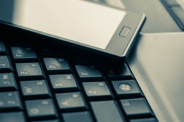 bilgisayar klavye ve mavi güzel bir gölge cep telefonu