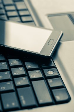 bilgisayar klavye ve mavi güzel bir gölge cep telefonu