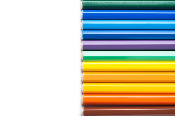 Crayons de couleur isolés sur fond blanc — Photo