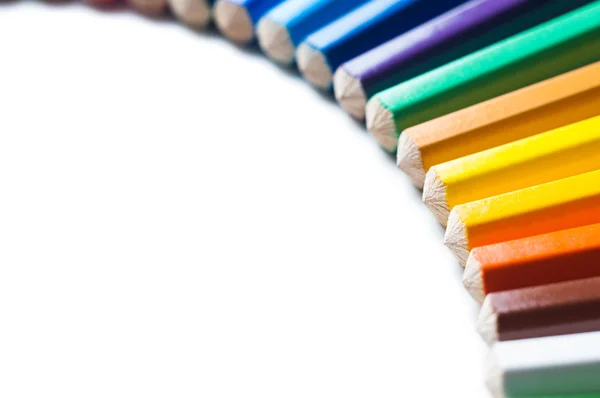 Crayons de couleur isolés sur fond blanc — Photo