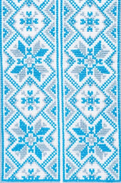 Українська вишивка на фрагмент чоловічої сорочки — стокове фото