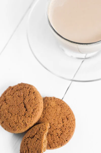 Biscuit à l'avoine avec fond blanc en bois de café — Photo