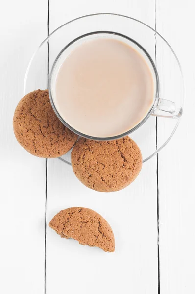 Biscuit à l'avoine avec fond blanc en bois de café — Photo