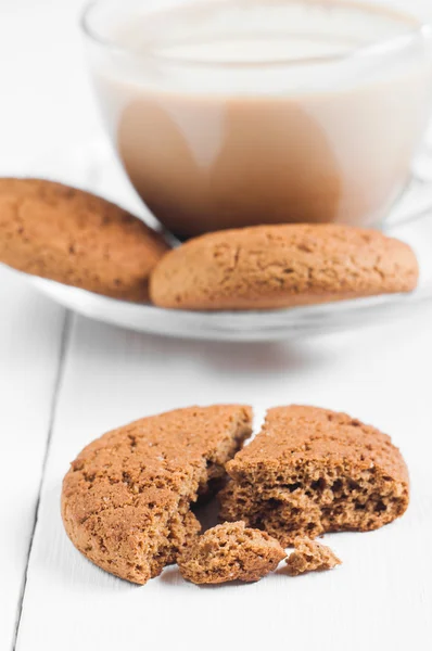 Biscuit à l'avoine avec fond blanc en bois de café — Photo