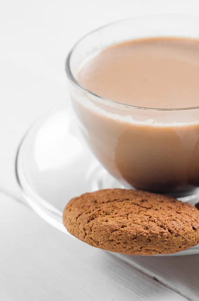 Biscuit à l'avoine avec fond blanc en bois de café — Photo