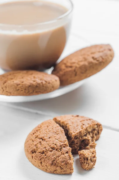 Biscuit à l'avoine avec fond blanc en bois de café — Photo