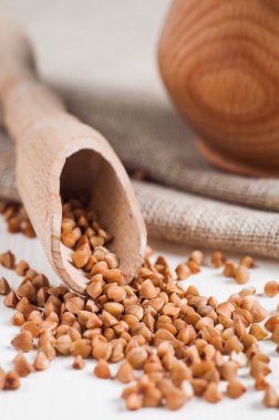 Beyaz arka plan üzerinde ahşap bir kapta buğday