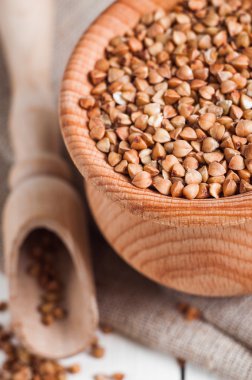 Beyaz arka plan üzerinde ahşap bir kapta buğday