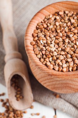 Beyaz arka plan üzerinde ahşap bir kapta buğday