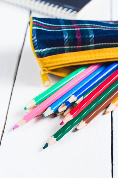 Carnet de croquis et crayons colorés sur la table — Photo