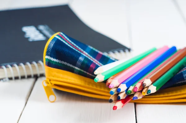 Sketchbook ve masanın üzerine renkli kalemler — Stok fotoğraf